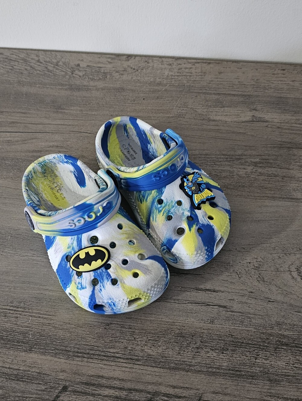CROCS Kids Blue, Yellow & White Batman Charm Tie-Dye Clogs Baby Infant 6